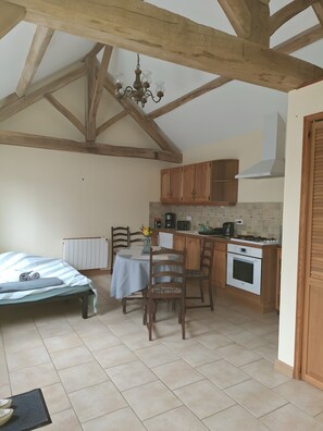 Private kitchen - Gîte Chemin des Hêtres: Tranquility in Nature (Armaillé)