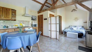 Iron/ironing board, WiFi, bed sheets