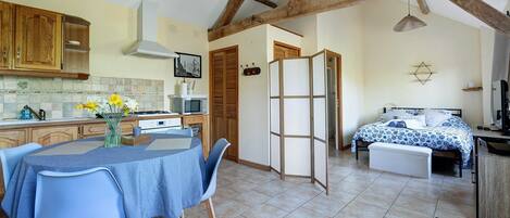 Tabla de planchar con plancha, wifi y ropa de cama