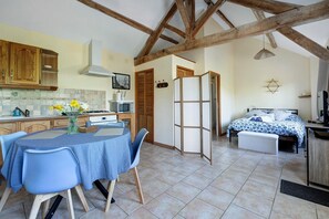 Iron/ironing board, WiFi, bed sheets