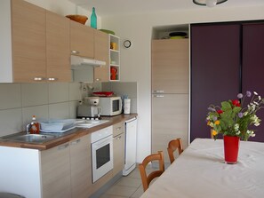 Fridge, microwave, oven, stovetop - Gîte "6 People" with Mountain View and Balcony (Crots)