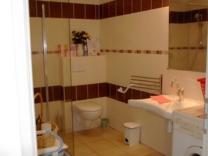 Shower, hair dryer - Gîte "6 People" with Mountain View and Balcony (Crots)