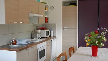 Kühlschrank, Mikrowelle, Ofen, Herdplatte