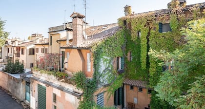 GuestHost - Cozy studio, located a few meters from Prato Della Valle and the Basilica of Sant'Antonio. Through the pedestrian street you pass all the wonders of the center. The tram stop is right under the house. Equipped with every comfort to make your