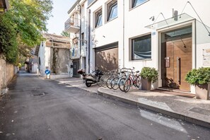 Exterior - GuestHost - Cozy studio, located a few meters from Prato Della Valle and the Basilica of Sant'Antonio. Through the pedestrian street you pass all the wonders of the center. The tram stop is right under the house. Equipped with every comfort to make your  (Padova)