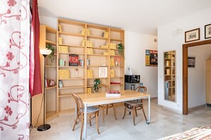 Dining - GuestHost - Cozy studio, located a few meters from Prato Della Valle and the Basilica of Sant'Antonio. Through the pedestrian street you pass all the wonders of the center. The tram stop is right under the house. Equipped with every comfort to make your  (Padova)