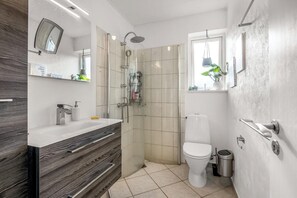 Suihku, hiustenkuivaaja, bidee, pyyhkeet