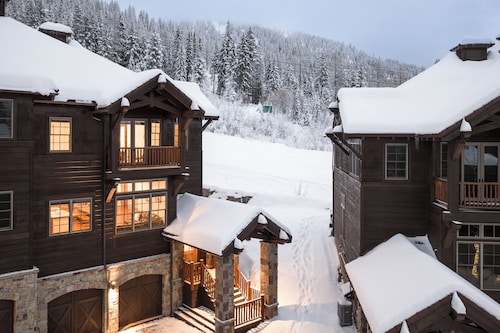 Luxury at Whitefish Mountain chalet w/ hot tub