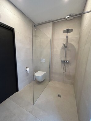 Shower, towels, toilet paper - Le Breizh Break Lounge (Roscoff)