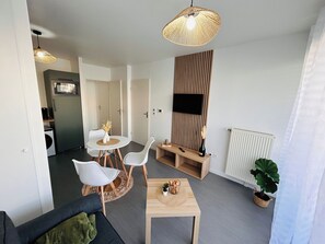 TV - La Suite Bezannes | Parking | Balcon (Reims)
