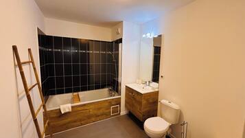 SĂšche-cheveux, serviettes fournies