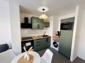 Cookware/dishes/utensils - La Suite Bezannes | Parking | Balcon (Reims)