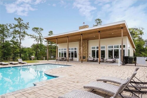 Spacious 4-bedroom townhome with private dock, fitness center, dog park & more