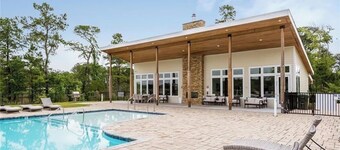 Spacious 4-bedroom townhome with private dock, fitness center, dog park & more