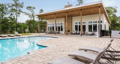 Spacious 4-bedroom townhome with private dock, fitness center, dog park & more