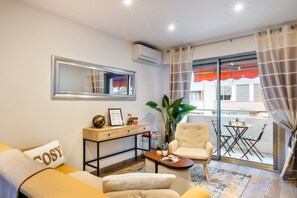 TV - Apartment 'Cosy' with Balcony, Wi-Fi and Air Conditioning (Cannes)