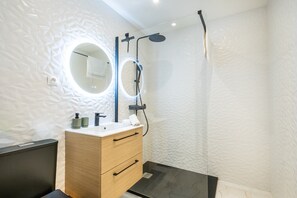 Shower, hair dryer, towels - Apartment 'Cosy' with Balcony, Wi-Fi and Air Conditioning (Cannes)