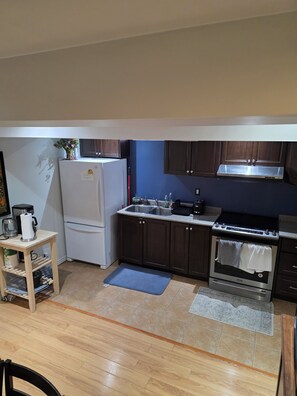 Jääkaappi, mikroaaltouuni, uuni, liesi