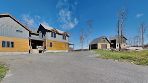 Un quartier résidentiel avec une grande maison dotée d’un porche et d’un garage.