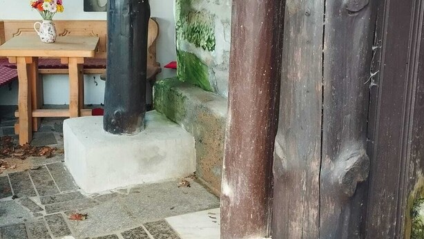 A rustic outdoor area with stone steps leading to a wooden bench and a table with a vase of flowers. - Vacation apartment in the Franconian Forest (Nordhalben)