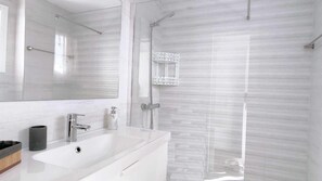 Shower, hair dryer, towels, soap - Skyline Tower (Torre del Mar)