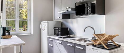 Réfrigérateur, four à micro-ondes, un four, surface de cuisson