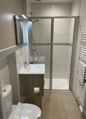 Een douche, handdoeken