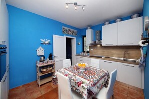 Kühlschrank, Mikrowelle, Küchenrolle