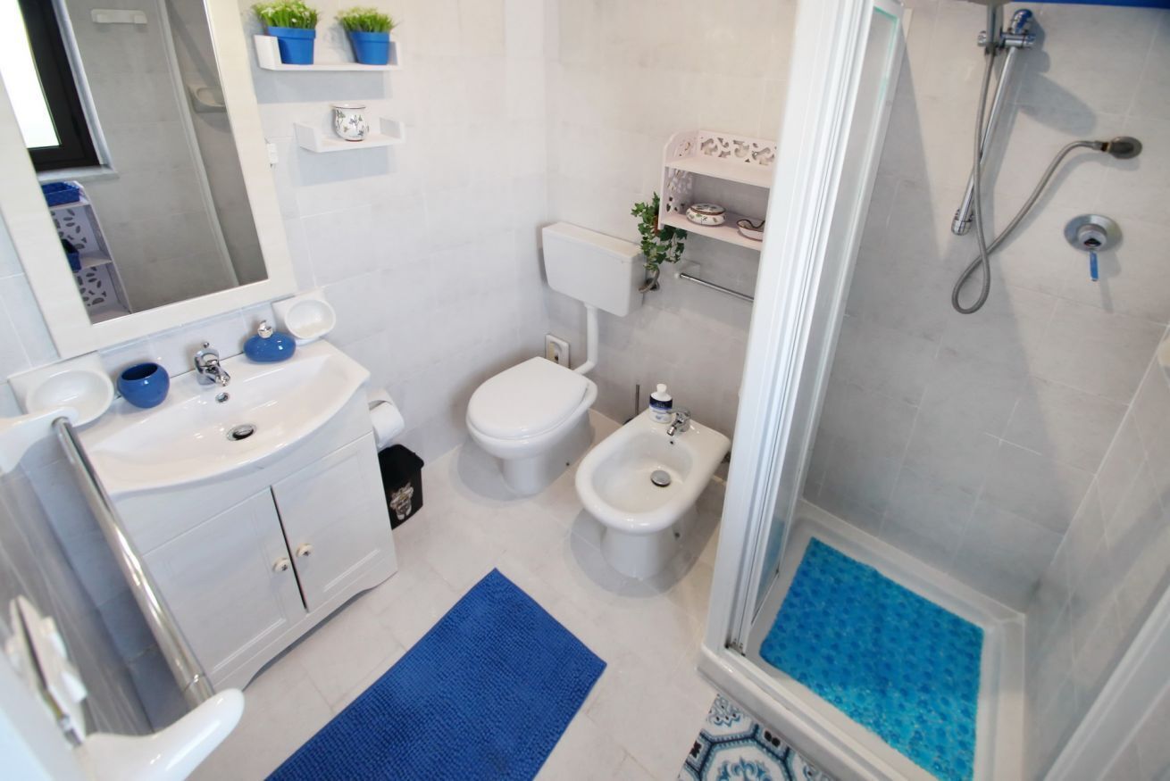 Douche, sèche-cheveux, bidet, serviettes fournies