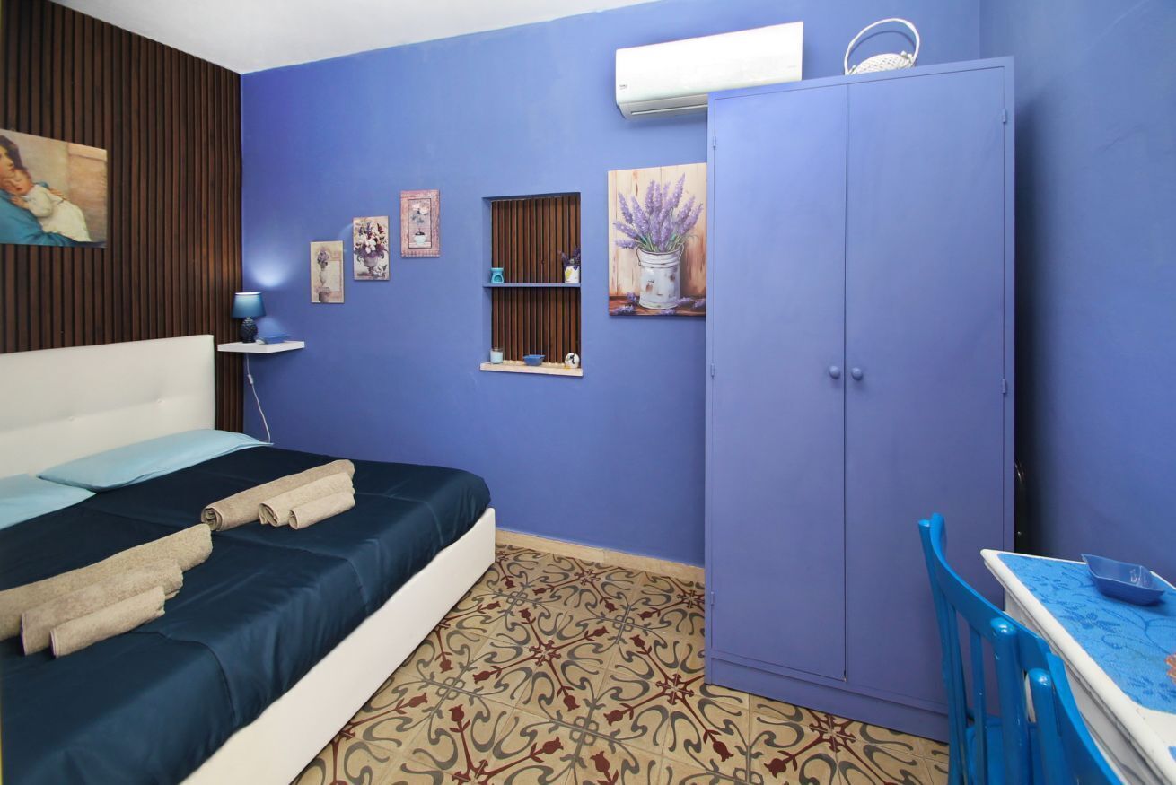 2 chambres, coffres-forts dans les chambres, fer et planche à repasser