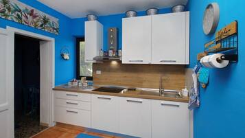 Frigorífico, microondas y papel de cocina