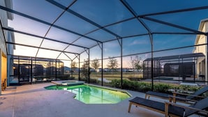 Ein moderner Poolbereich im Freien mit Glasveranda, Liegestühlen und Blick auf die umliegende Landschaft.