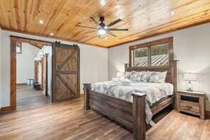 Escritorio, tabla de planchar con plancha, wifi y ropa de cama 