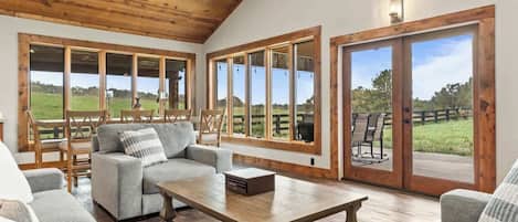 Una televisión, una oficina