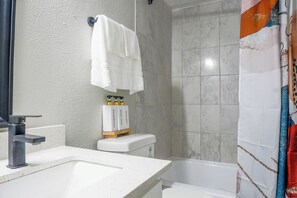 Haartrockner, Handtücher, Seife, Toilettenpapier