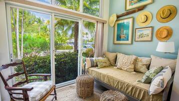 Studio (2 Bedrooms) | Living area