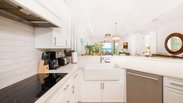 Condo (4 Bedrooms) | Private kitchen | Microwave, oven, dishwasher, coffee/tea maker
