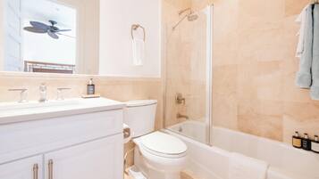 Apartment (4 Bedrooms) | Badezimmer | Duschwanne, Handtücher