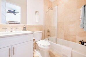 Apartment (4 Bedrooms) | Badezimmer | Duschwanne, Handtücher