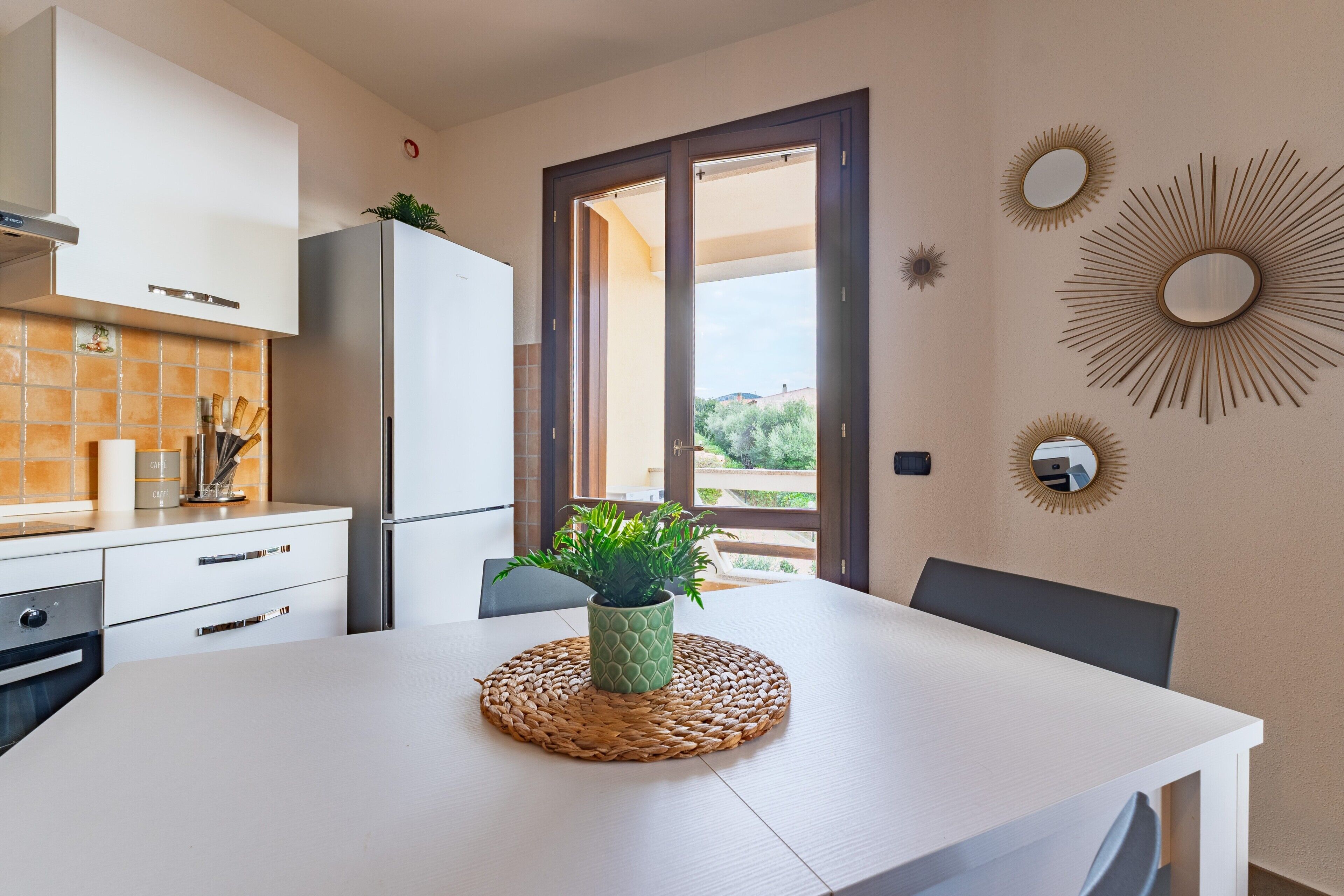 Réfrigérateur, four, plaque de cuisson, cafetière/bouilloire