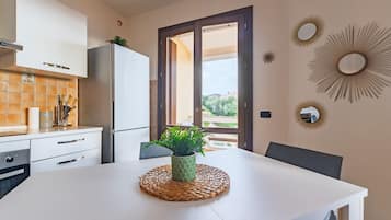 Réfrigérateur, four, plaque de cuisson, cafetiÚre/bouilloire