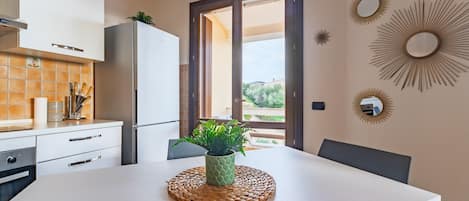 Fridge, oven, stovetop, coffee/tea maker