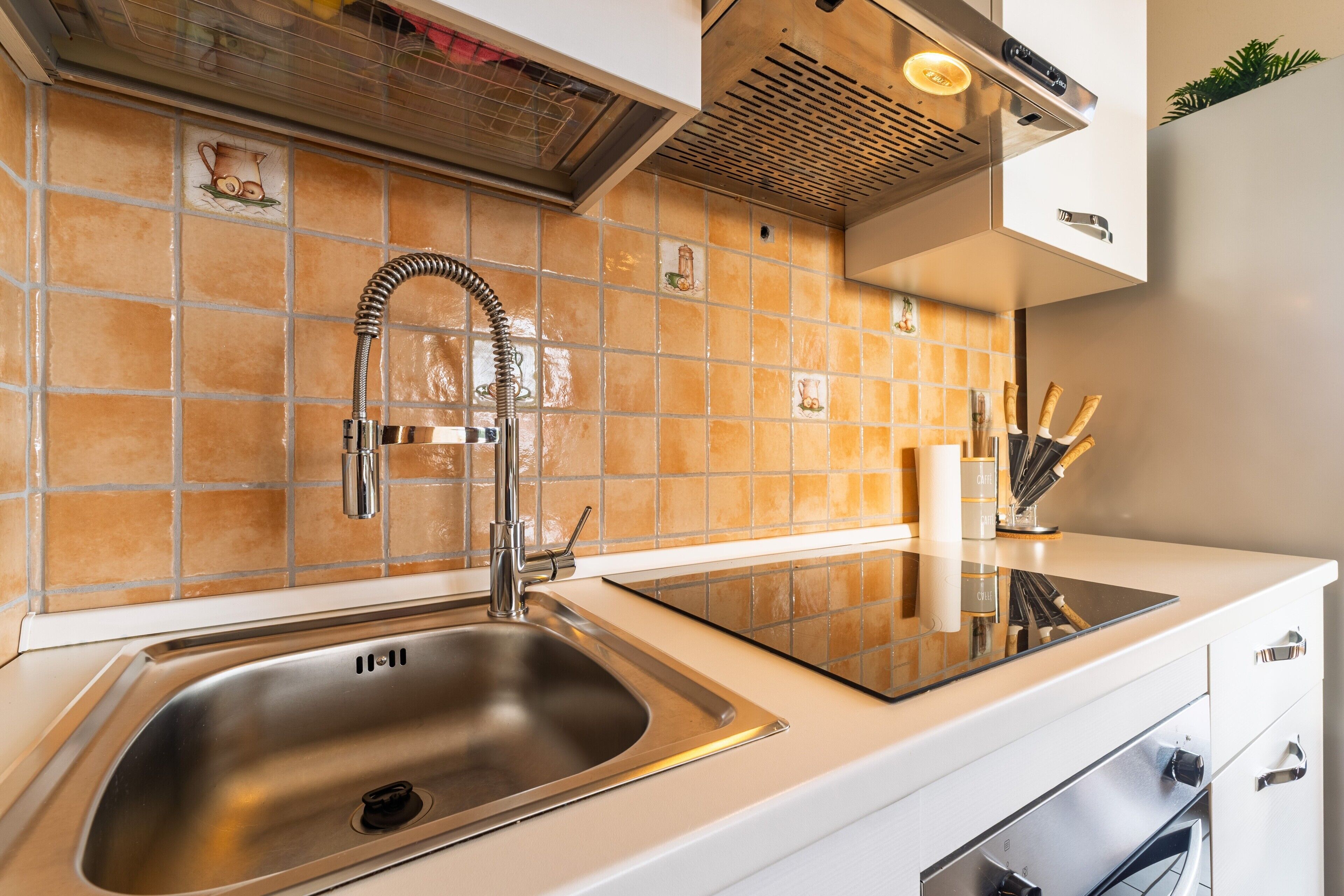 Réfrigérateur, four, plaque de cuisson, cafetière/bouilloire