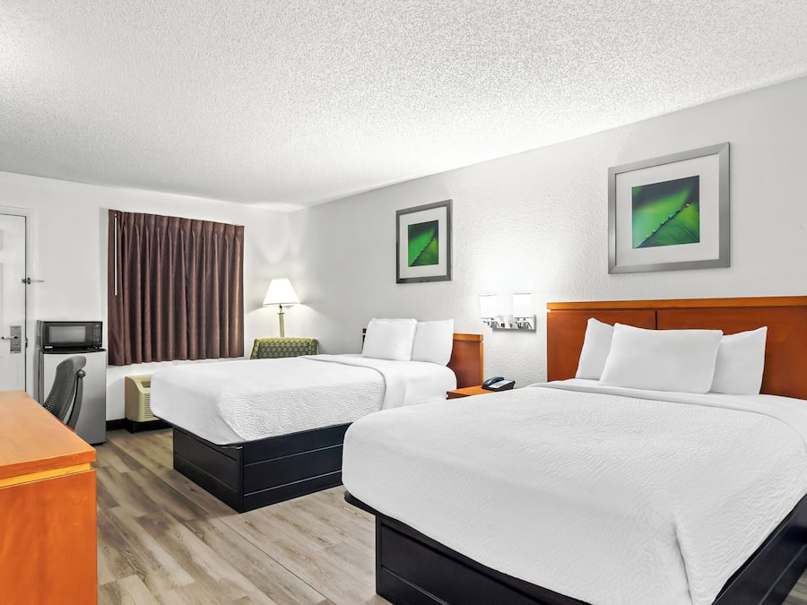 Een bureau, verduisterende gordijnen, gratis wifi, beddengoed