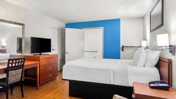 Escrivaninha, cortinas blackout, Wi-Fi de cortesia, roupa de cama