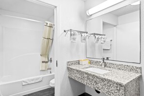 Badewanne, Haartrockner, Handtücher, Seife