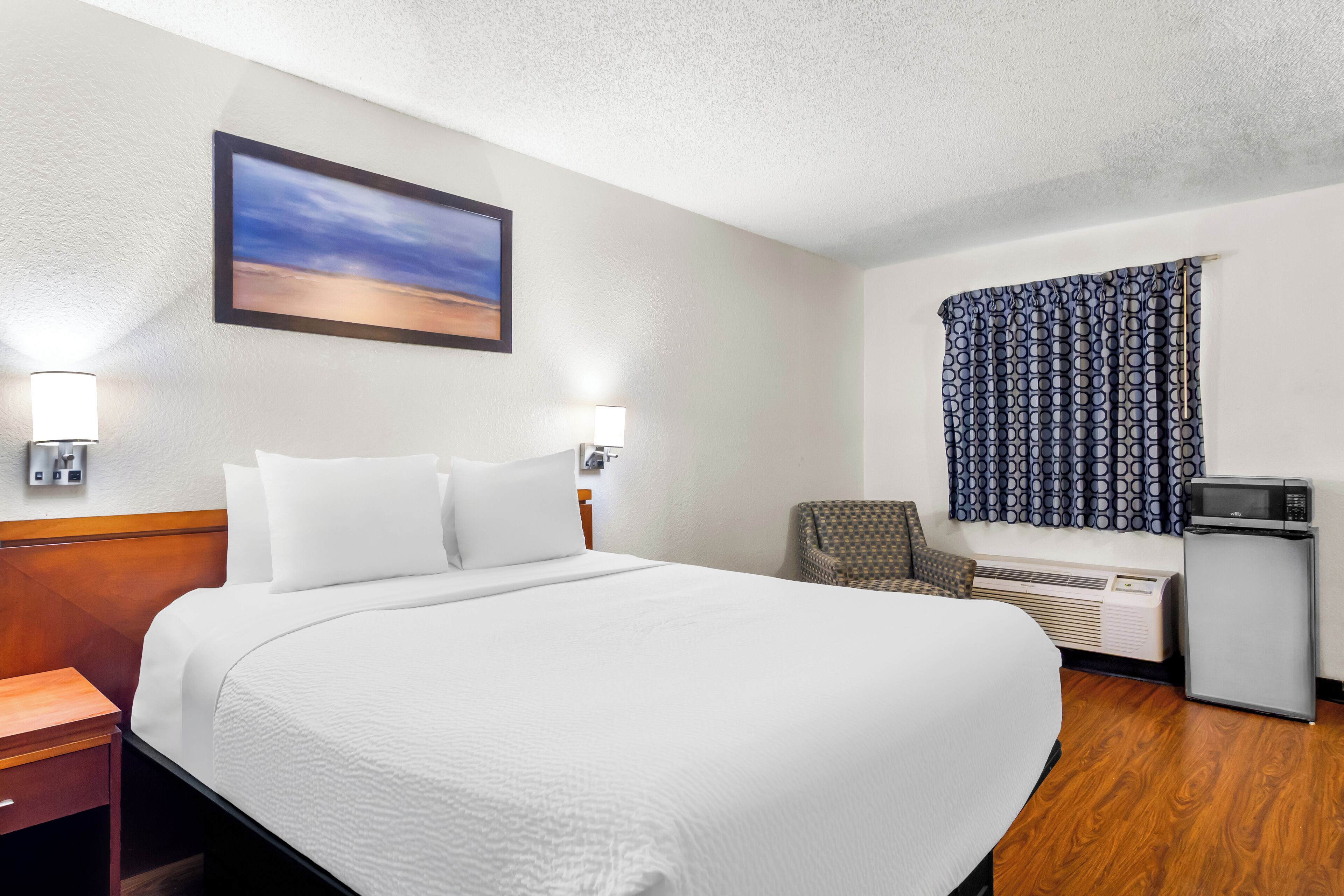 舒适双人房 | 办公桌、遮光窗帘、免费 WiFi、床单