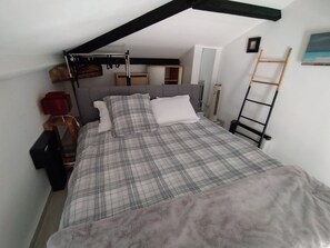 Iron/ironing board, Internet, bed sheets