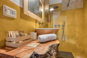 Shower, towels - Villa 'Camera 3' with Sea View, Private Pool and Wi-Fi (Lido Marini)