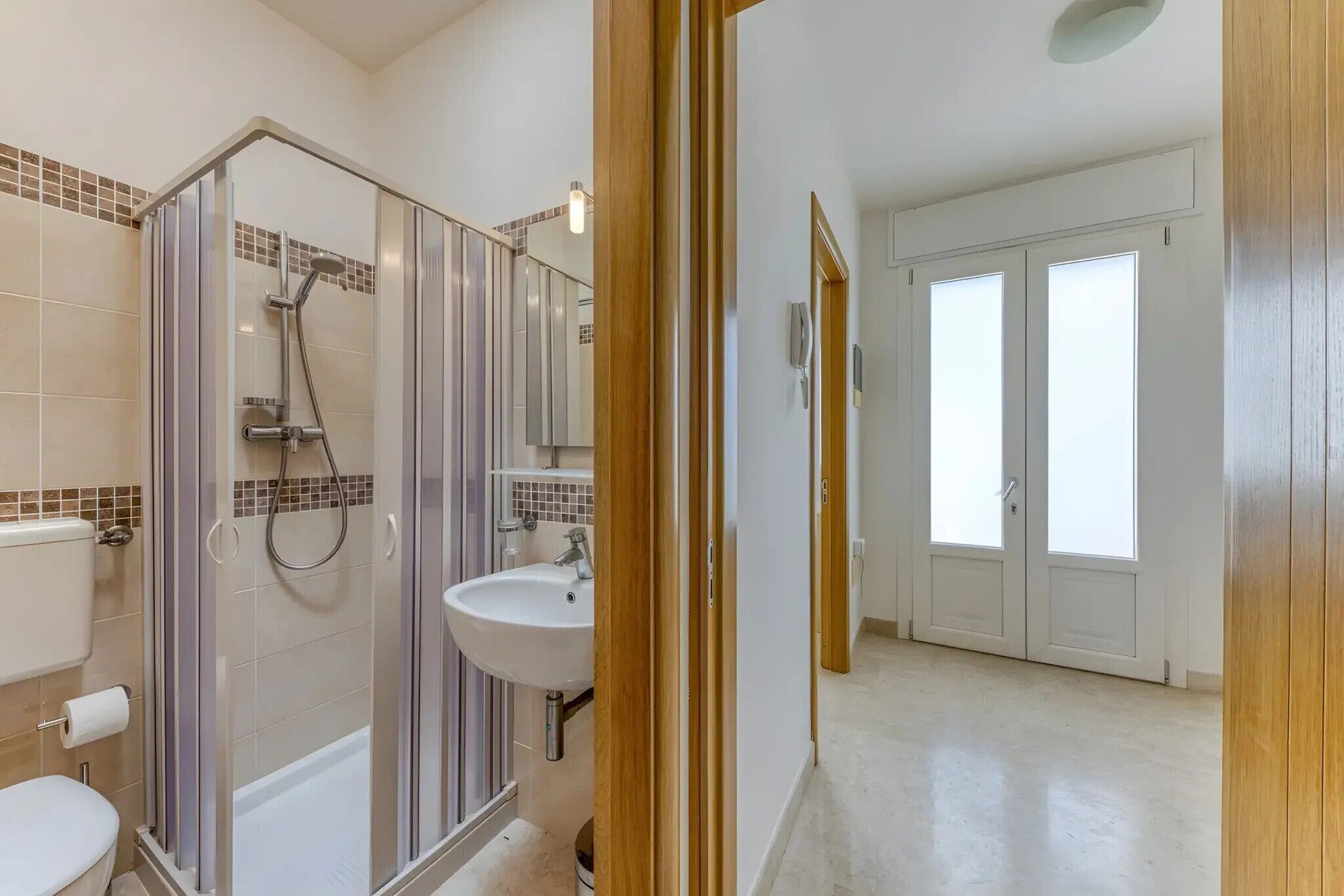 Een douche, een haardroger, handdoeken